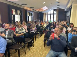 ucastnici stretnutia v žiline fotia QR kod